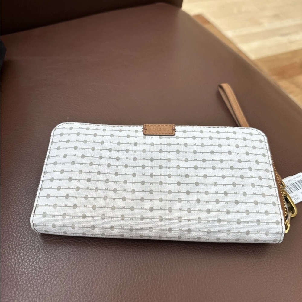 Fossil Cream and Tan Women's Wallet/Wristlet, new with tags